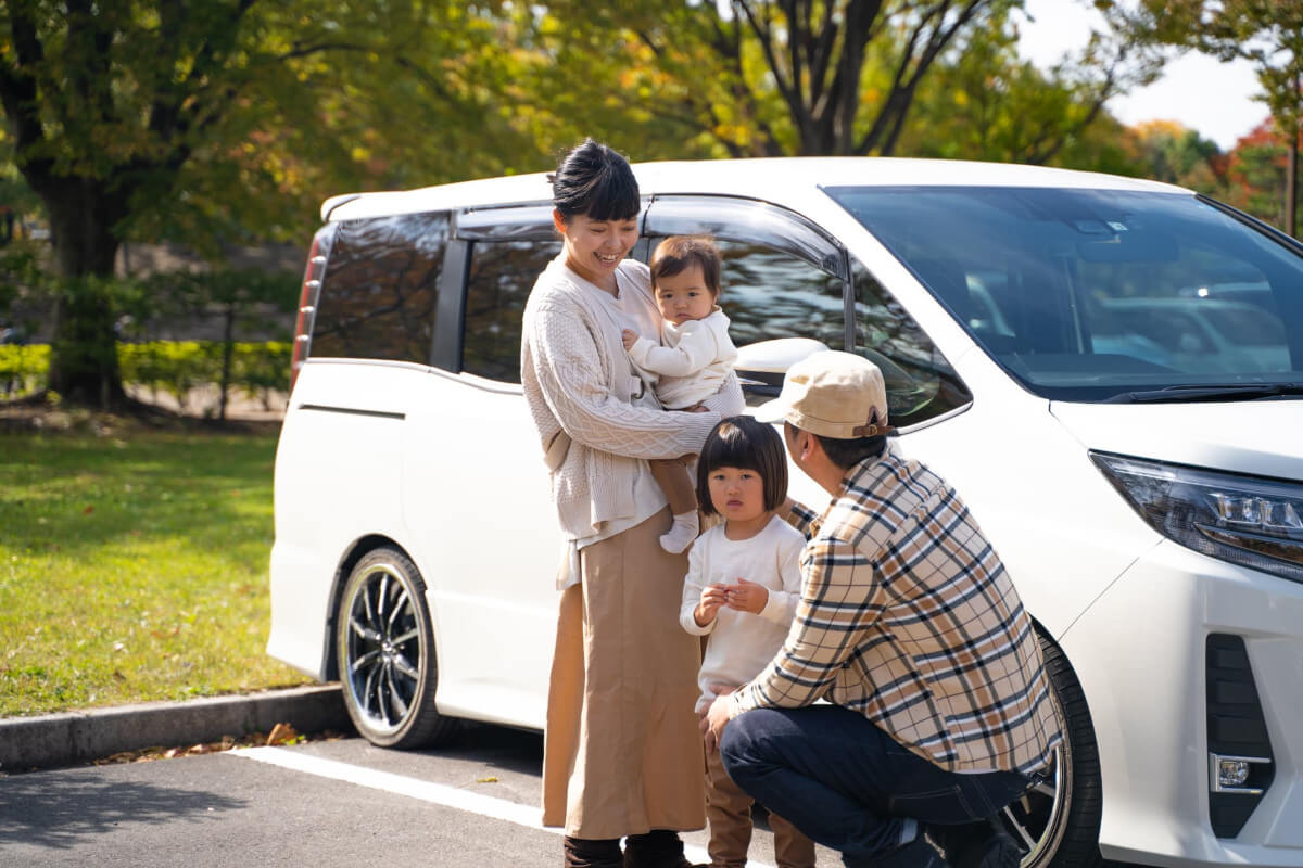 自動車と4名家族