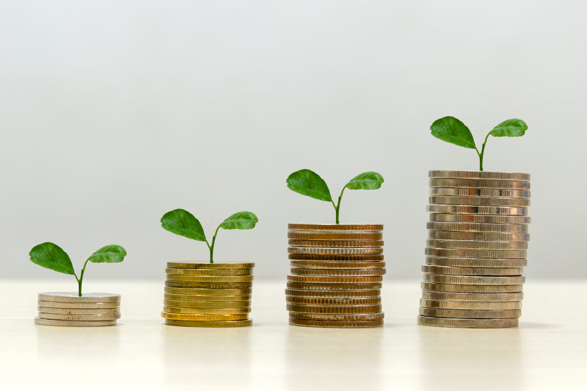 積み上げられて並べられるコイン