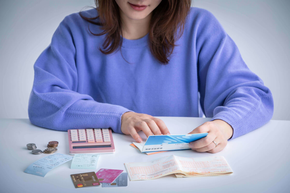 通帳の残高を確認する女性